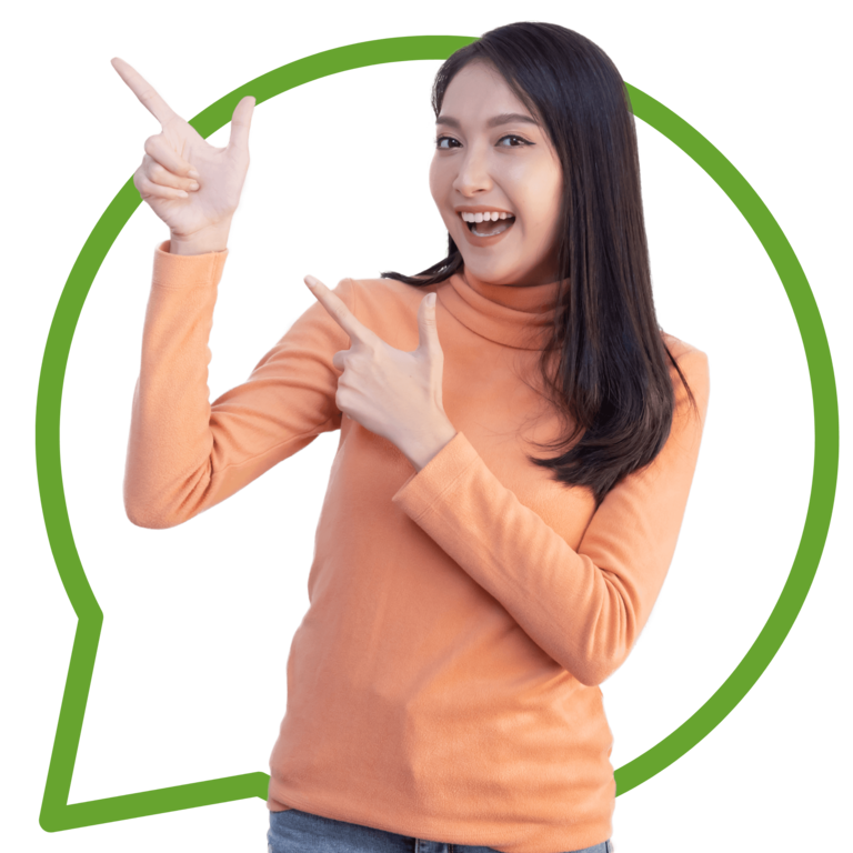 Mulher oriental apontando para cima com os dedos indicadores, com blusa laranja, sorrindo. Um chat verde faz o contorno da mulher.